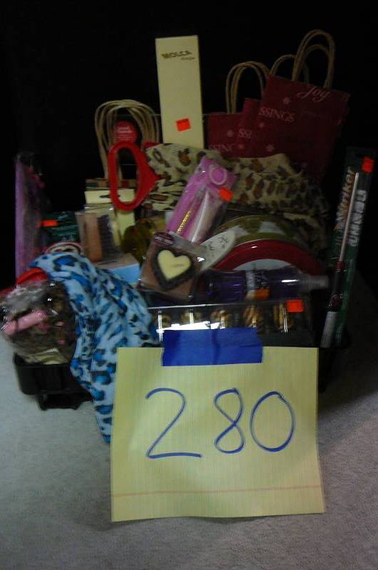 lot 280 image: Gift Basket Items, Candles, Scarves, Potpari