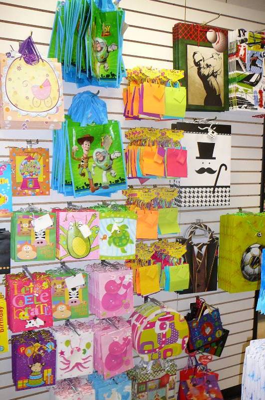 lot 285 image: Gift Bag Assortment large lot