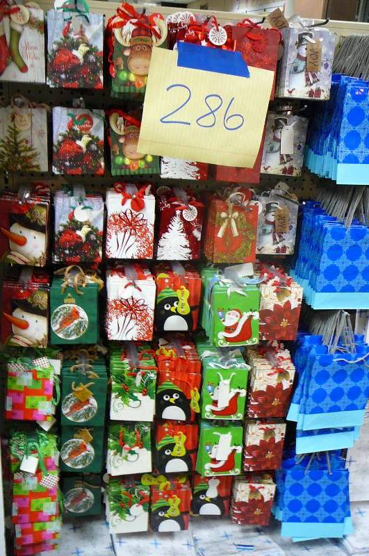 lot 286 image: Gift bags approx 2300 items