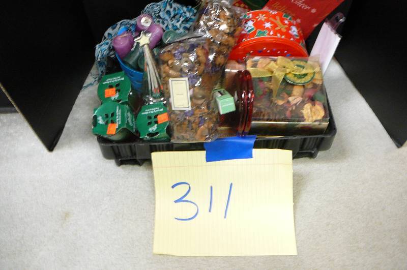 lot 311 image: Gift box items, Bags, Candles, Scarves