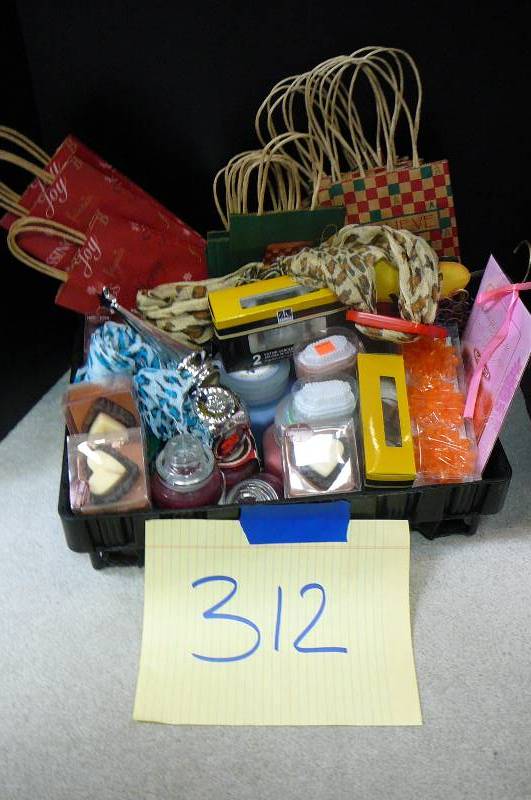 lot 312 image: Gift bags, Scarves, Gift basket items