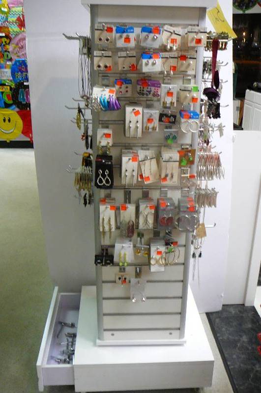 lot 321 image: Earrings, Necklaces, Brouches, Bracelets