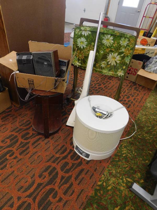 lot 59 image: HONEYWELL HUMIDIFIER, SMALL SIDE TABLE, STEREO, TV TRAYS, FAKE GUN FOR DISPLAY