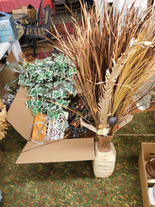 lot 79 image: MISC HOUSEHOLD ITEMS, DECOR