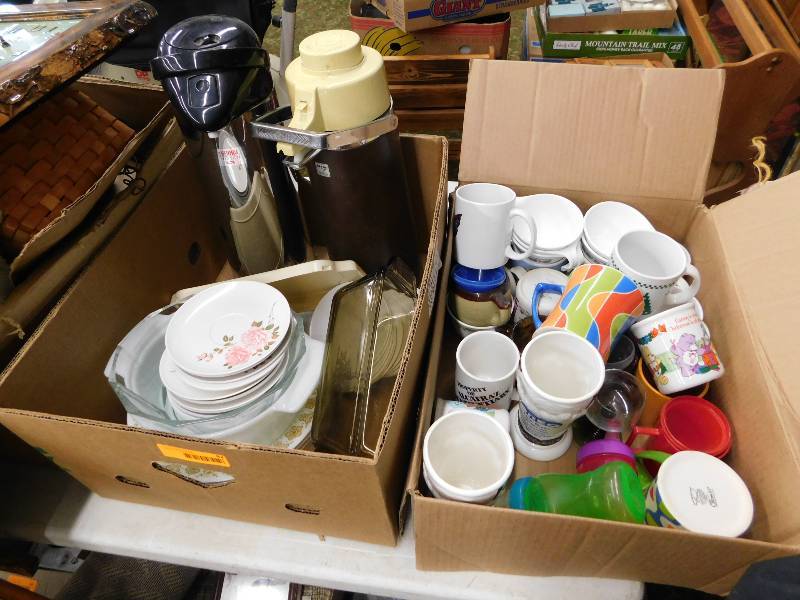 lot 82 image: MISC HOUSEHOLD ITEMS, KITCHEN ITEMS, DISHES