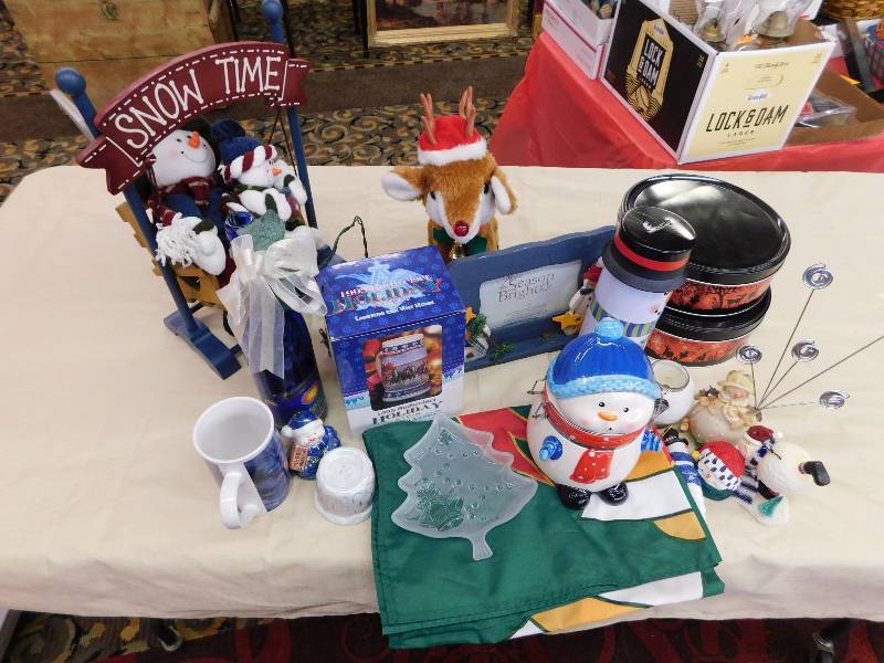 lot 84 image: CHRISTMAS DECOR ITEMS