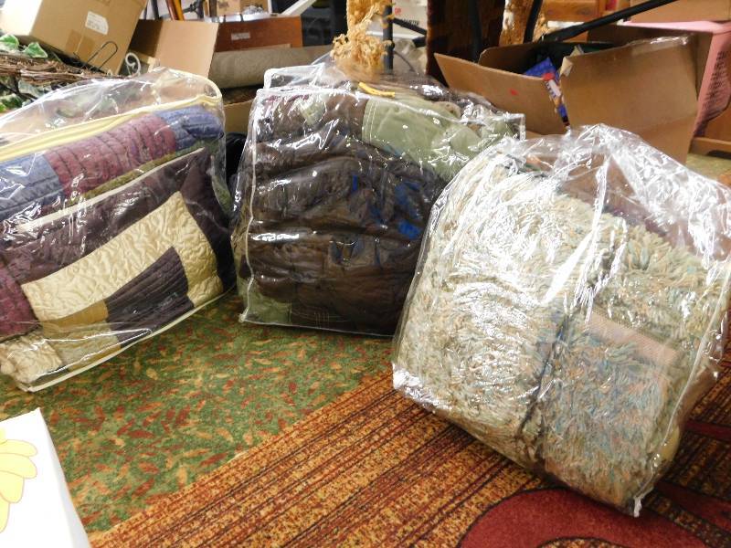 lot 85 image: BLANKETS  BED SPREADS