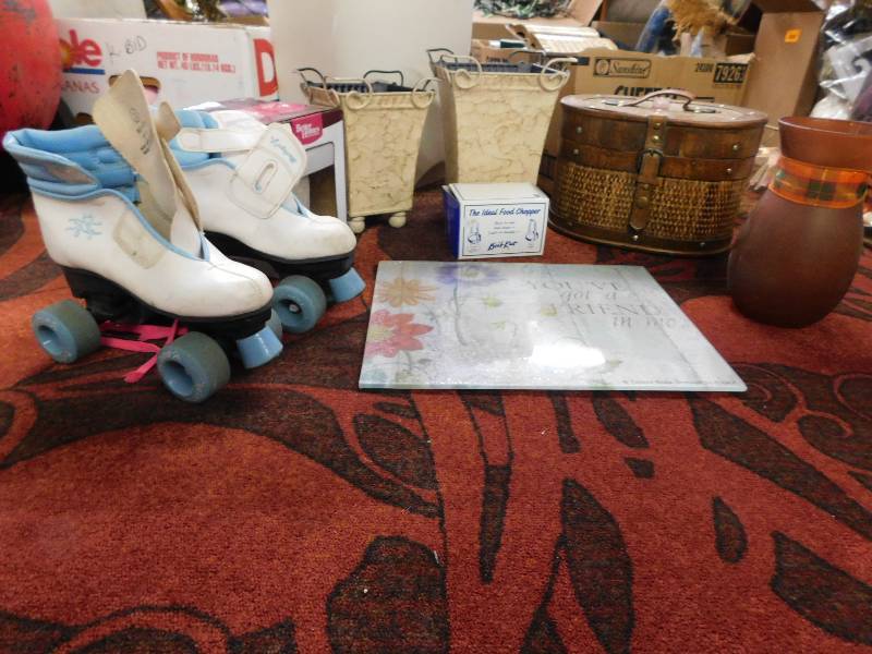 lot 86 image: ROLLER SKATES AND MISC DECOR ITEMS