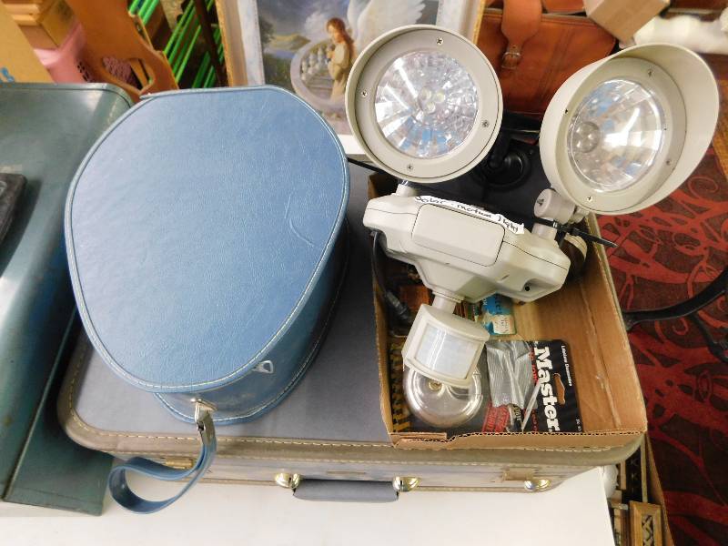 lot 89 image: YARD LIGHT, GOPHER TRAPS, STORAGE CASE, LOCKS
