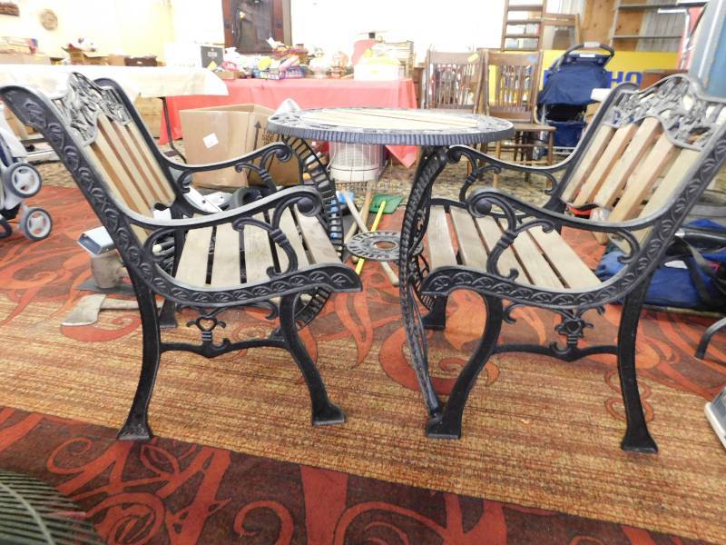 lot 95 image: PATIO SET, TABLE 24 ROUND AND TWO CHAIRS