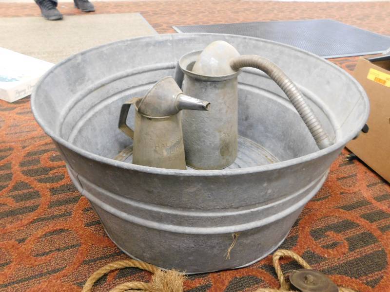 lot 104 image: GALVANIZED ROUND WASH TUB, TWO OIL CANS, PULLEY SYSTEMS