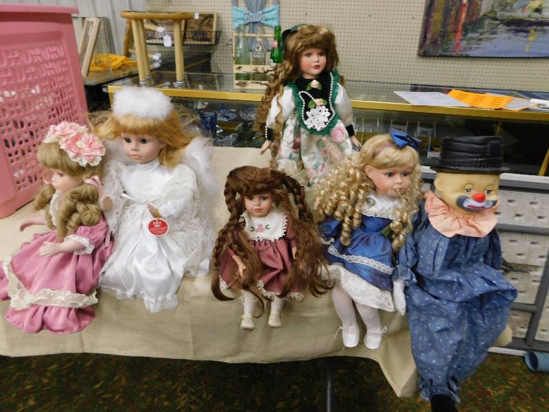 lot 123 image: VINTAGE DOLLS