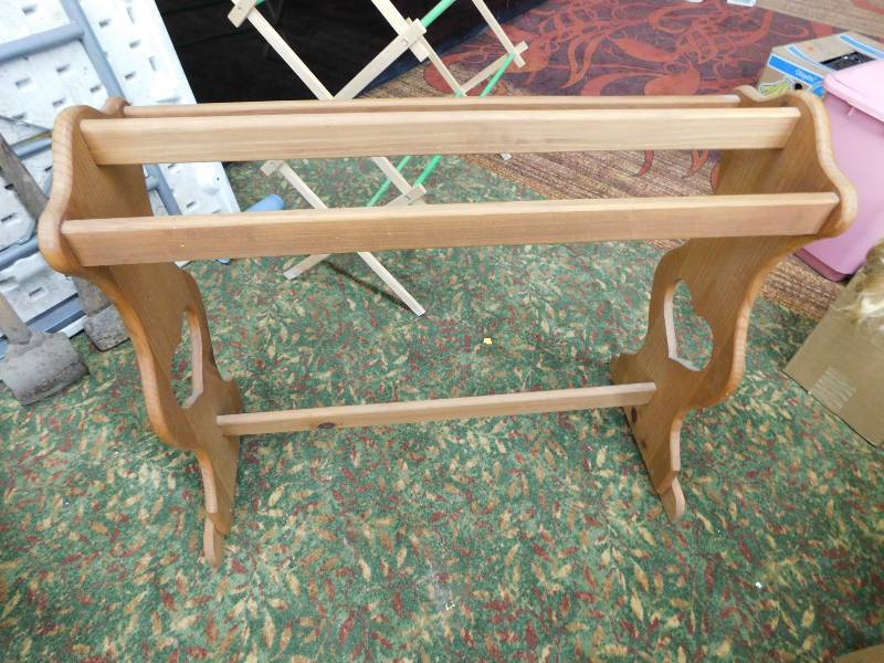 lot 127 image: CLOTHES DRYING RACK AND QUILT RACK