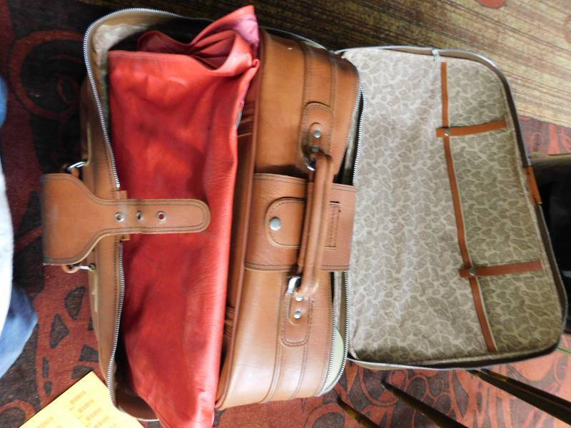 lot 131 image: SUIT CASES AND TRAVEL BAG