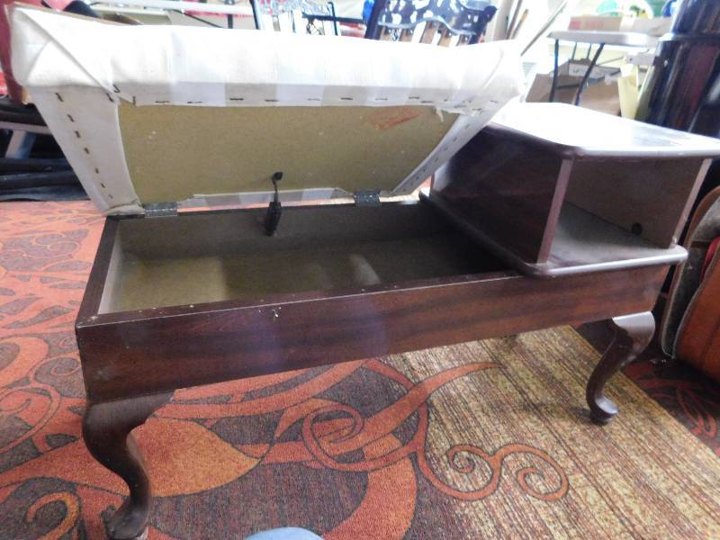 lot 133 image: SIDE TABLE  STORAGE BENCH COMBO