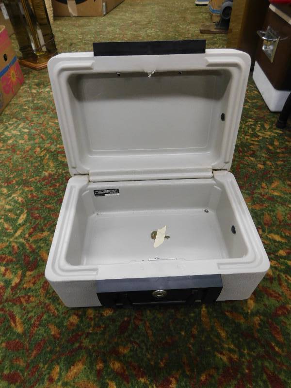 lot 9 image: SENTRY 1150 SAFE BOX, BROKEN KEY