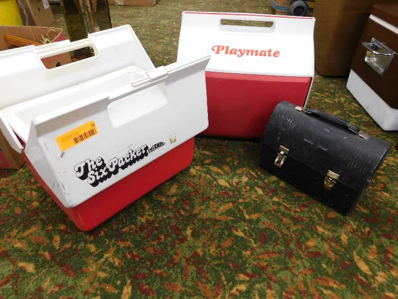 lot 10 image: COOLERS AND METAL LUNCH BOX