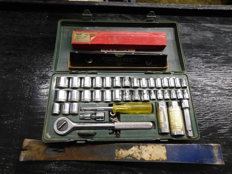 lot 30 image: SOCKET SET, SMALL PRY BAR AND SMALL LEVEL