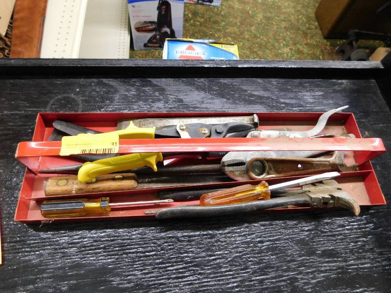lot 31 image: TRAY OF MISC HAND TOOLS