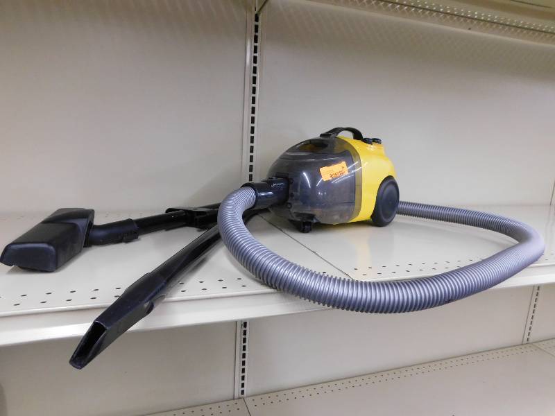 lot 36 image: SMALL CAR VACUUM