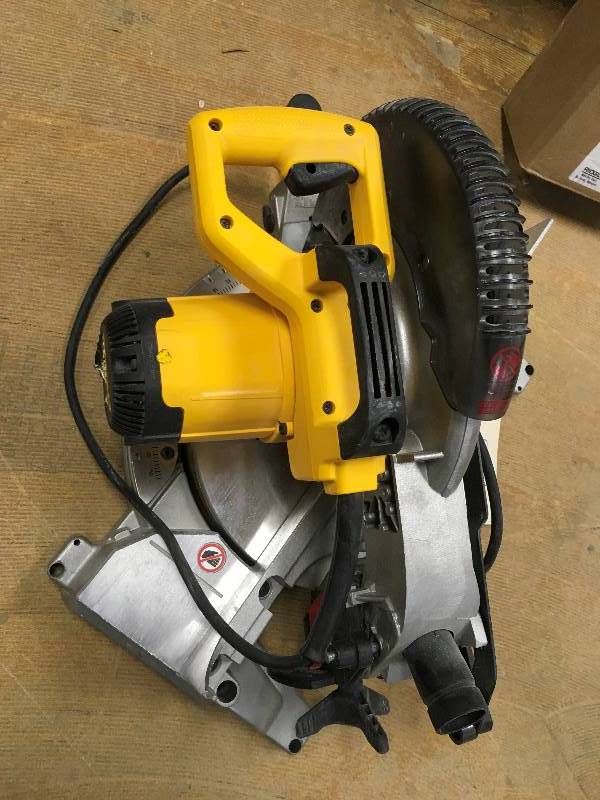 lot 34 image: DeWalt DW7713 15 Amp 10-inch Compund Miter Saw - Missing Bag in like new working conditions