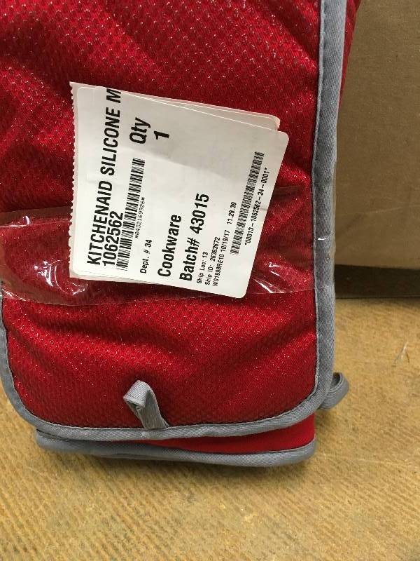 lot 52 image: Kitchenaid Silcone Oven Mitt and Pot Holder