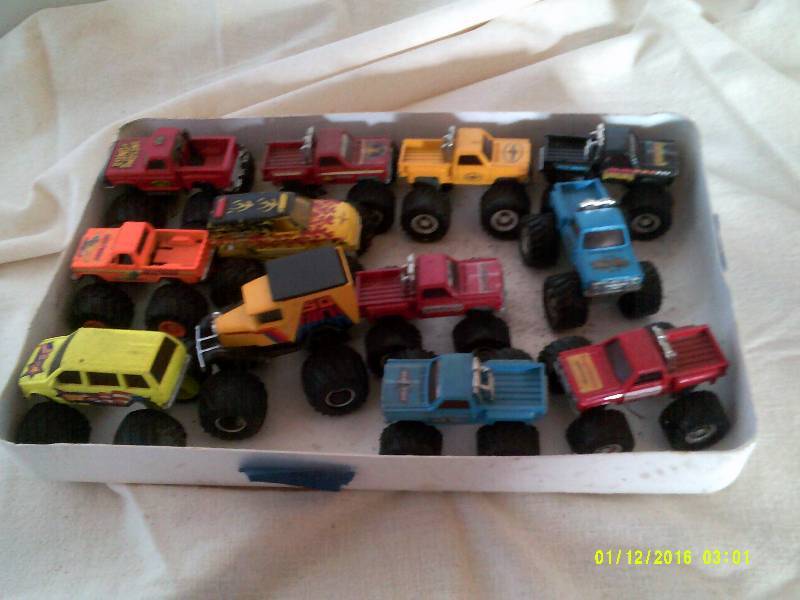 12 COLLECTIBLE MONSTER TRUCKS