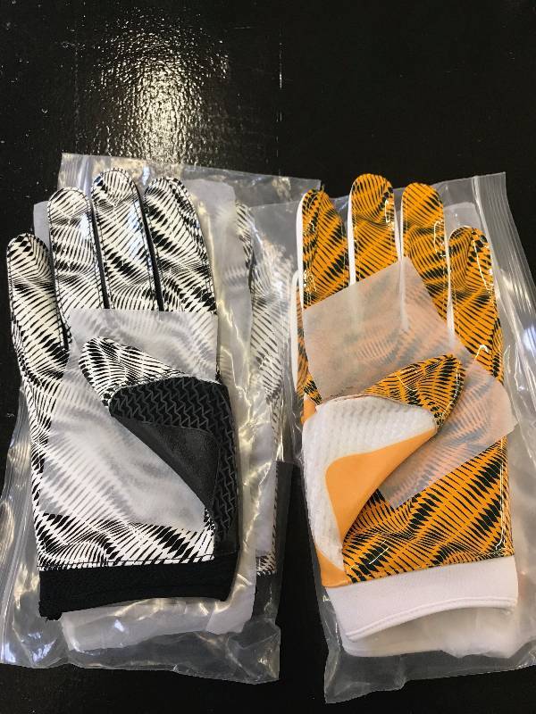 UNDER ARMOUR FOOTBALL GLOVES