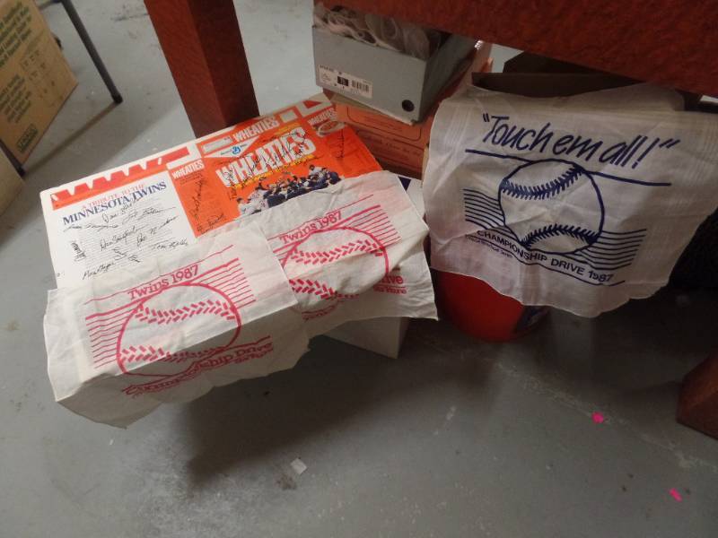 1987 WORLD SERIES HOMER HANKY AND AUTOGRAPHED WHEATIES BOX