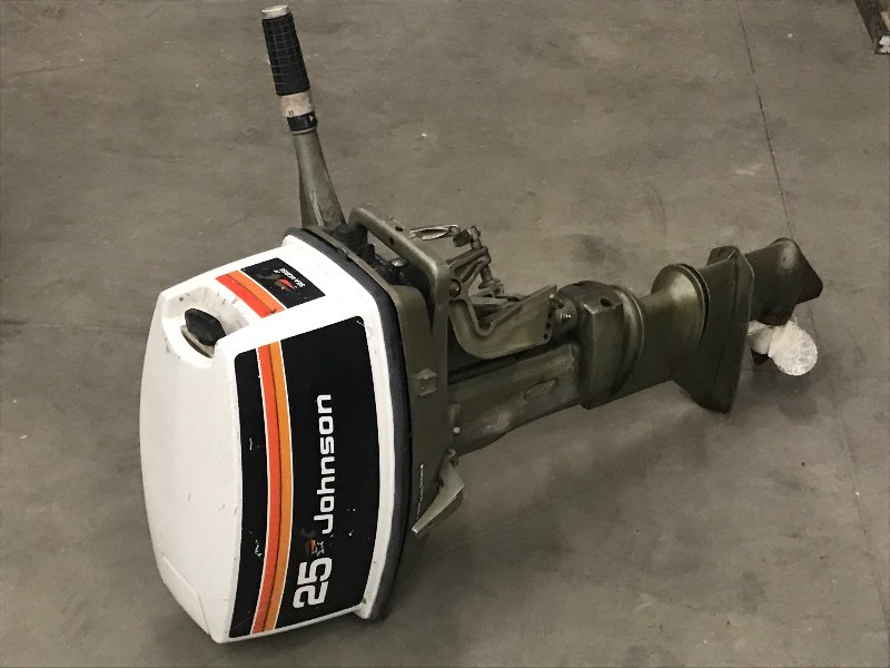 lot 30 image: 1975 Johnson 25HP Long-Shaft Outboa...