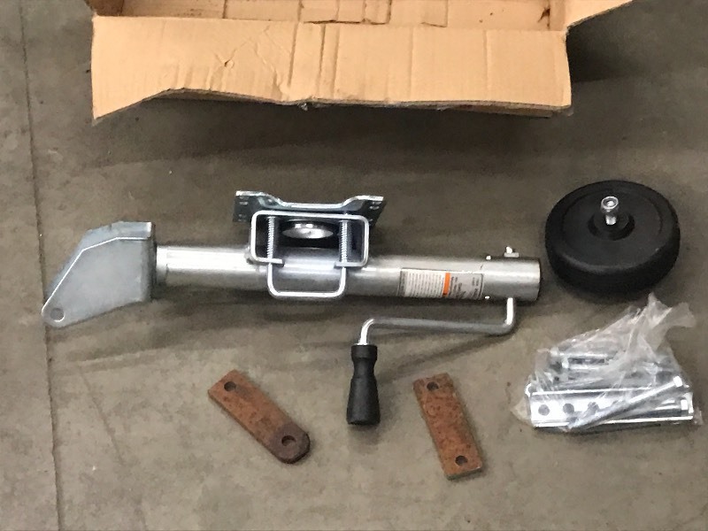 lot 44 image: New 1000# Swing-Back Trailer Jack ...