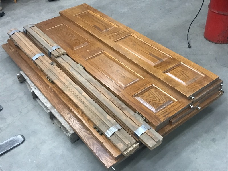 lot 46 image: Lot Of (3) Bi-Fold Closet Doors & ...