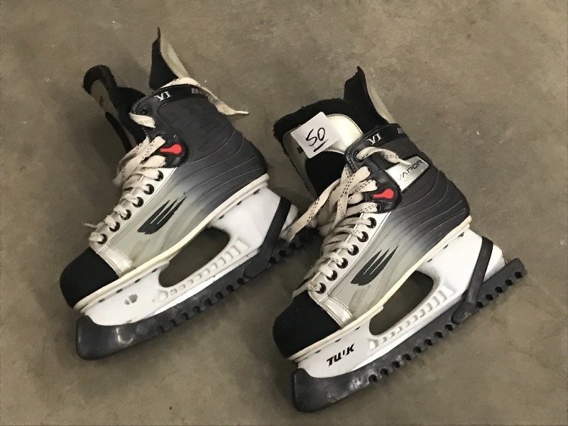 lot 50 image: Pair Of Bauer Vapor VI Hockey Skate...