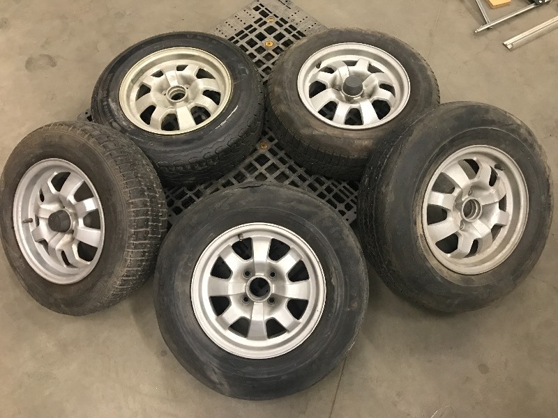 lot 60 image: (5) Porsche 4-Lug Alloy Wheels With...