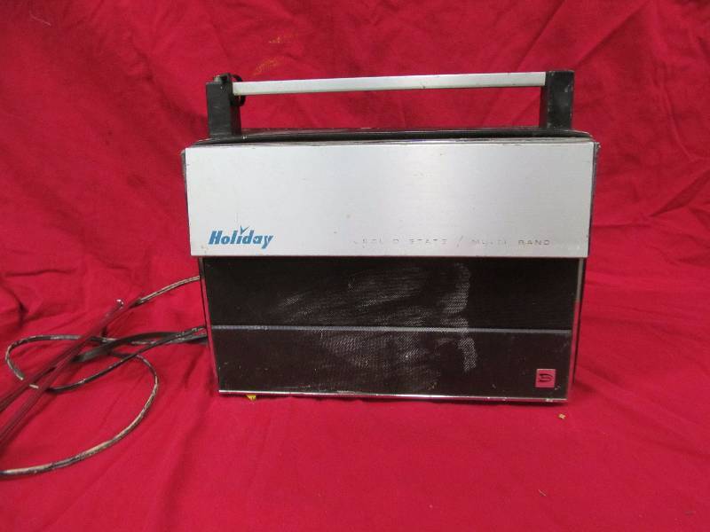 lot 6 image: Holiday multi band radio