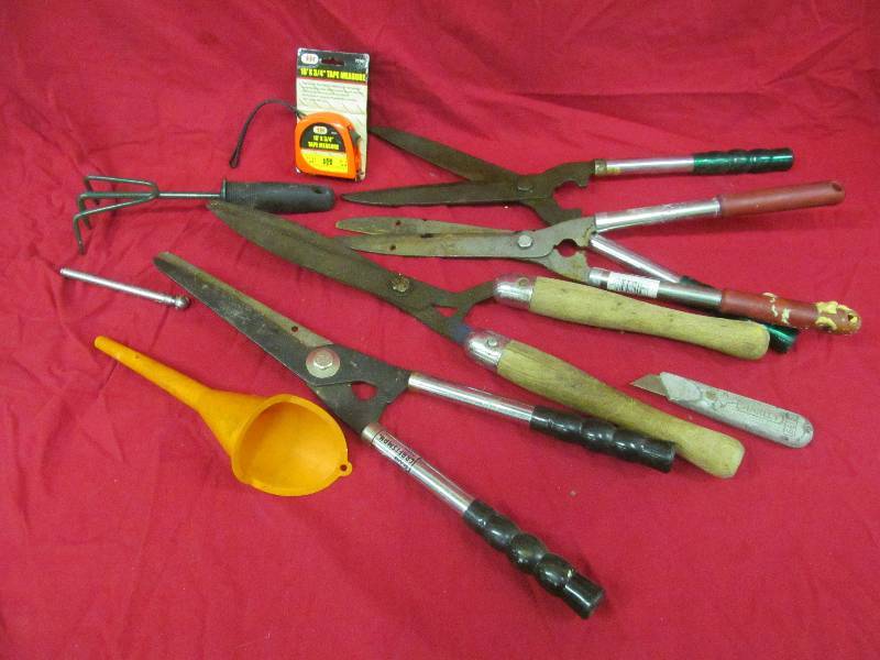 lot 19 image: yard tools