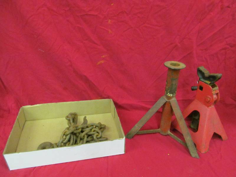 lot 20 image: jack stands, log chain
