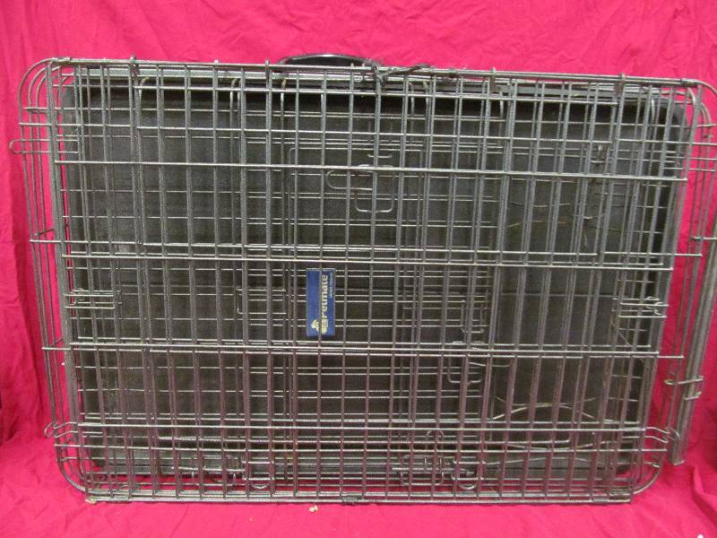 lot 27 image: Petmate crate