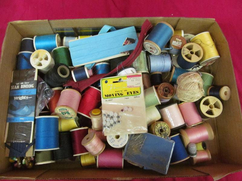 lot 32 image: sewing items