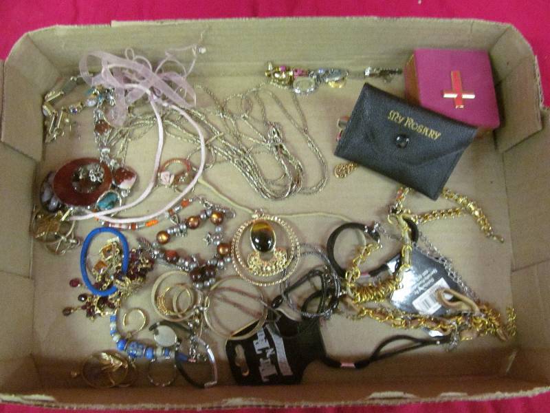 lot 34 image: costume jewelry