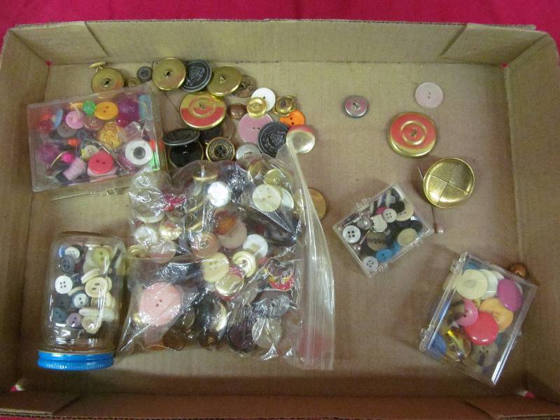 lot 35 image: vintage buttons