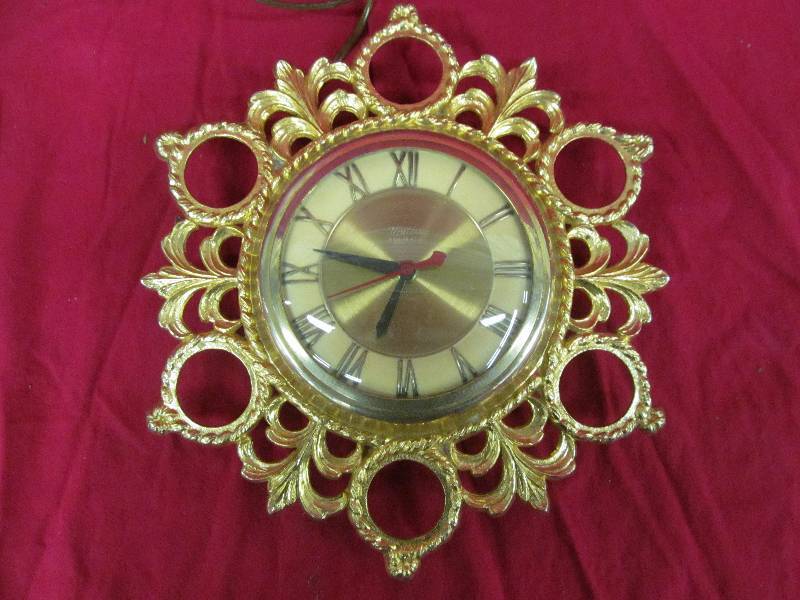 lot 36 image: vintage Untied wall clock