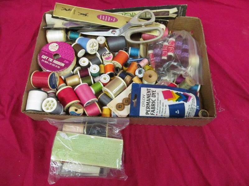 lot 41 image: sewing items