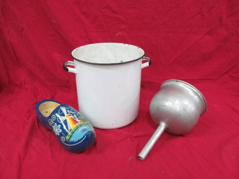 lot 58 image: enamel pot
