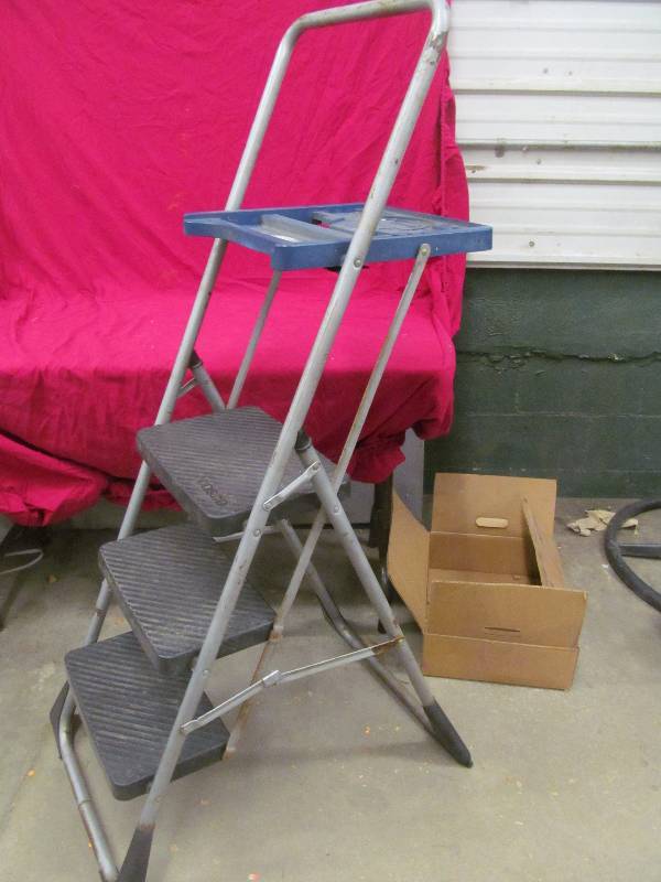 lot 112 image: Cosco step stool