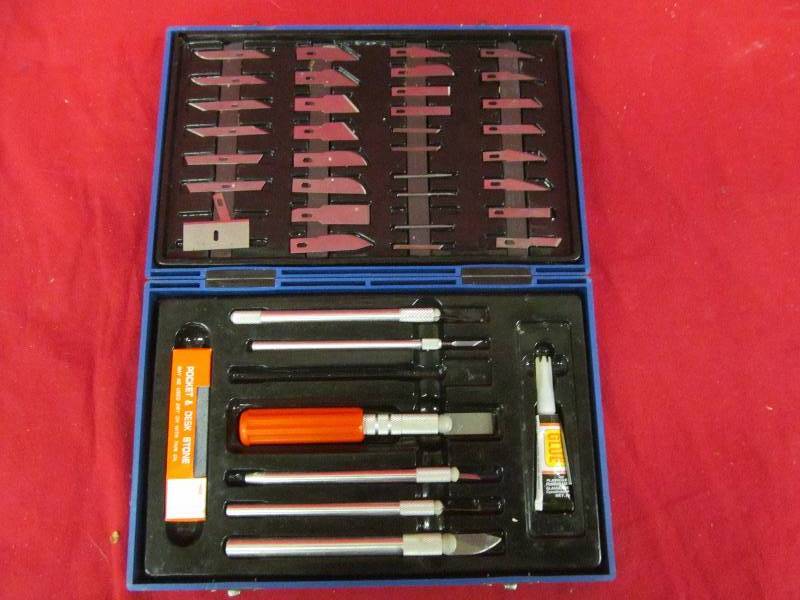 lot 194 image: Xacto knife set