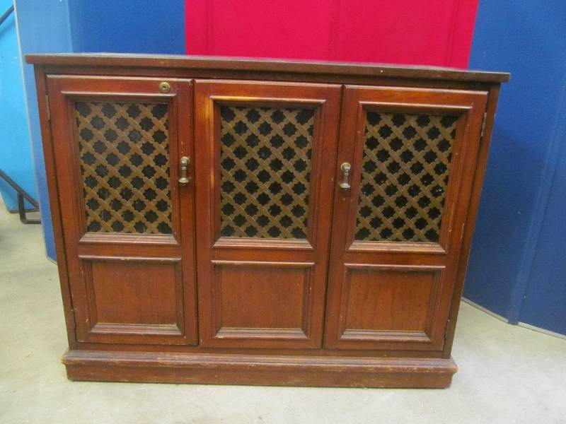 lot 214 image: Entensole buffet cabinet