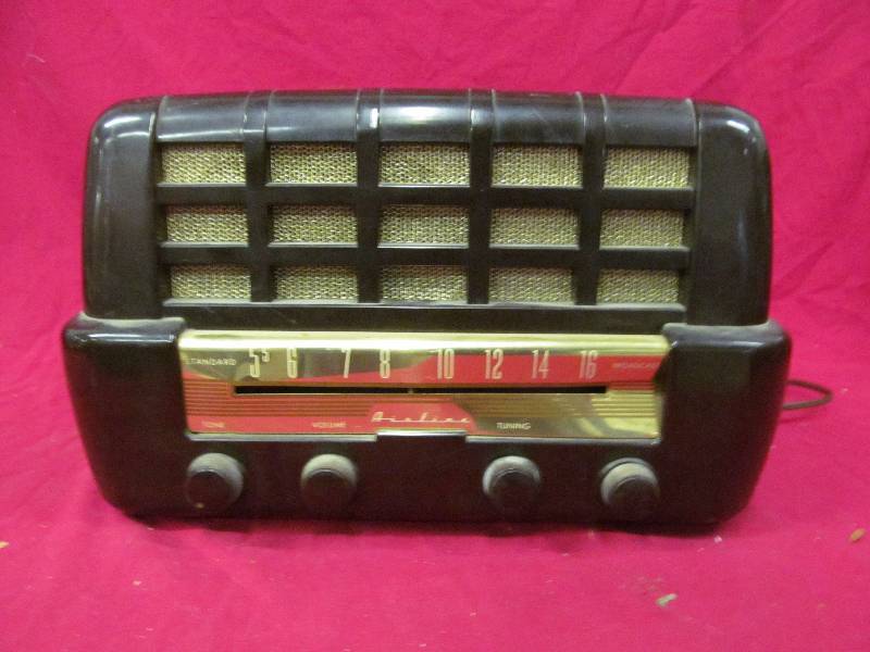 lot 241 image: Vintage Wards Airline radio