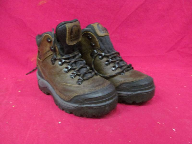 lot 245 image: Sorel boots