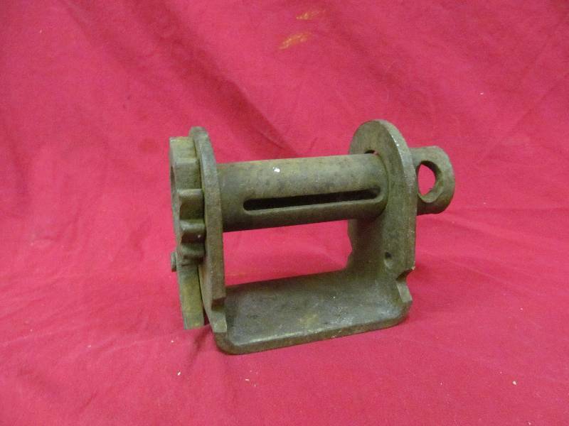 lot 289 image: Manual crank winch